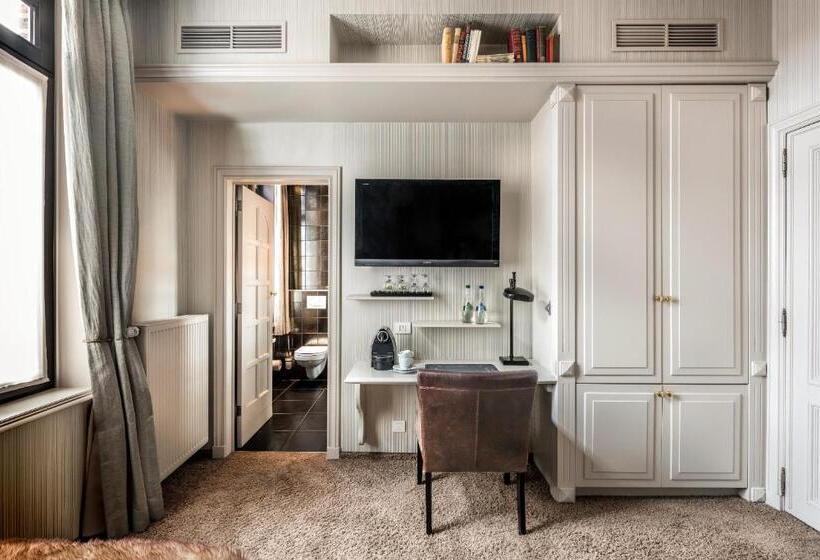 컴포트 룸, Main Street