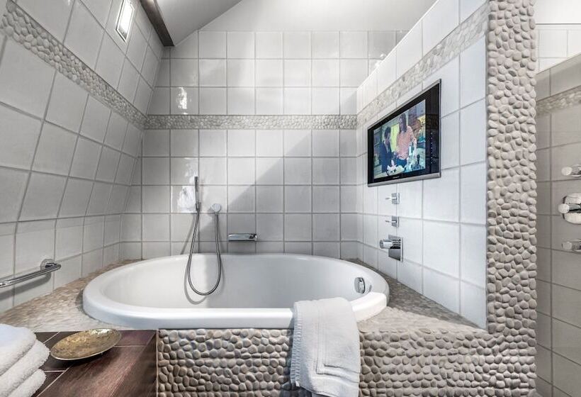 デラックスルーム, Main Street