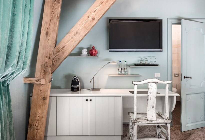 デラックスルーム, Main Street