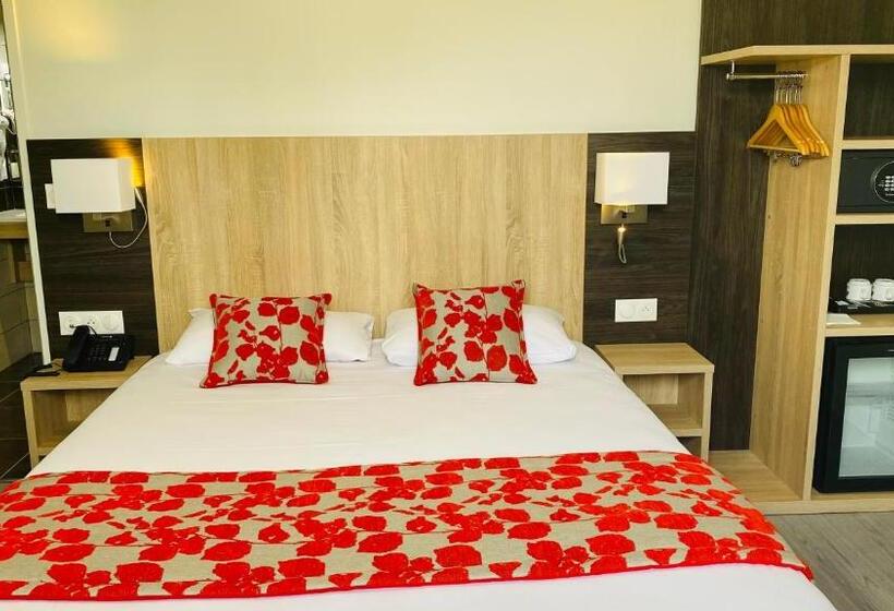 高级大房间, Martinez Grenay