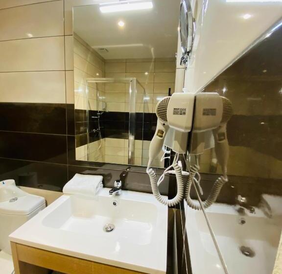 高级大房间, Martinez Grenay