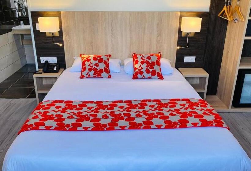 高级大房间, Martinez Grenay