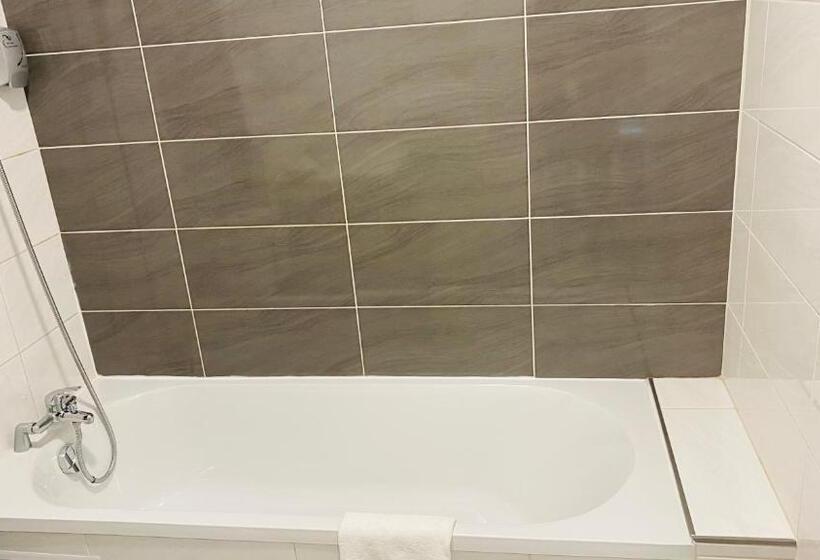 家庭间, Martinez Grenay