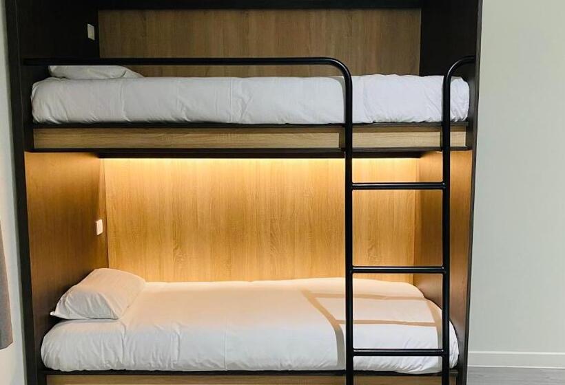 家庭套房, Martinez Grenay