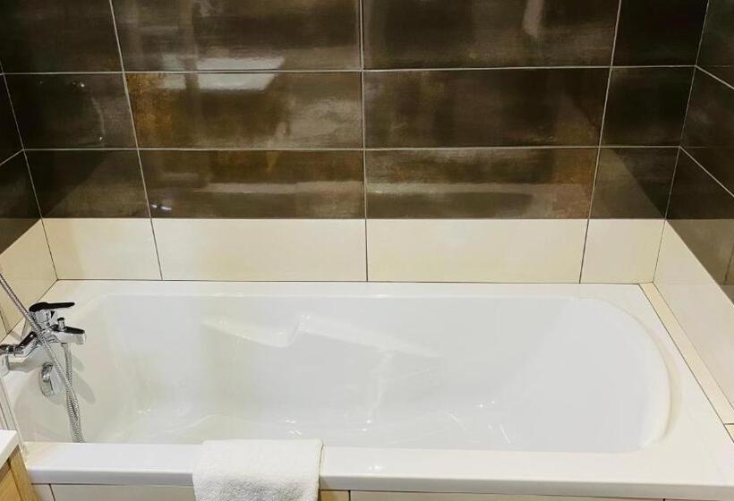 家庭套房, Martinez Grenay