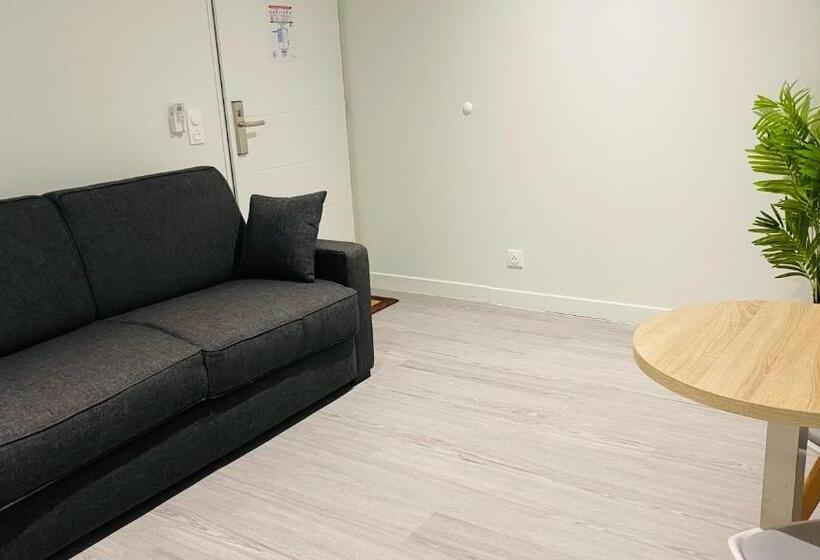 家庭套房, Martinez Grenay