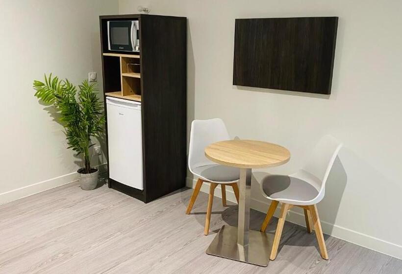 家庭套房, Martinez Grenay