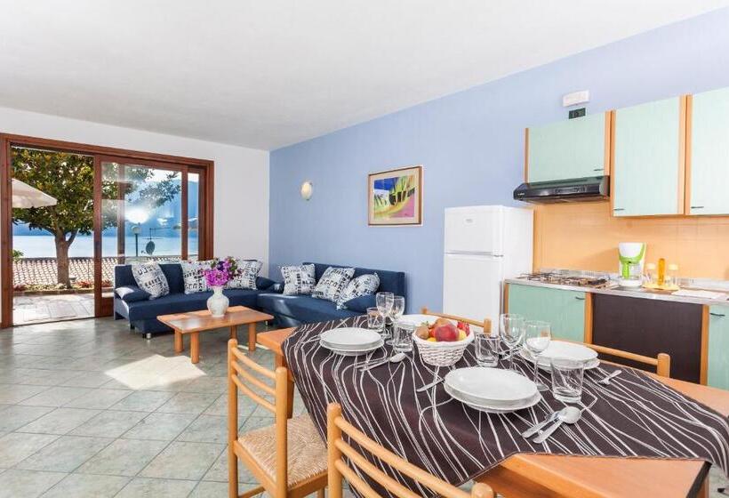 דירת חדר עם טרסה, Taki Village