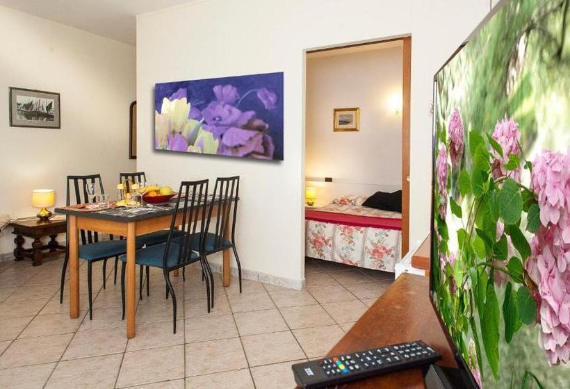 带露台两卧公寓, Taki Village