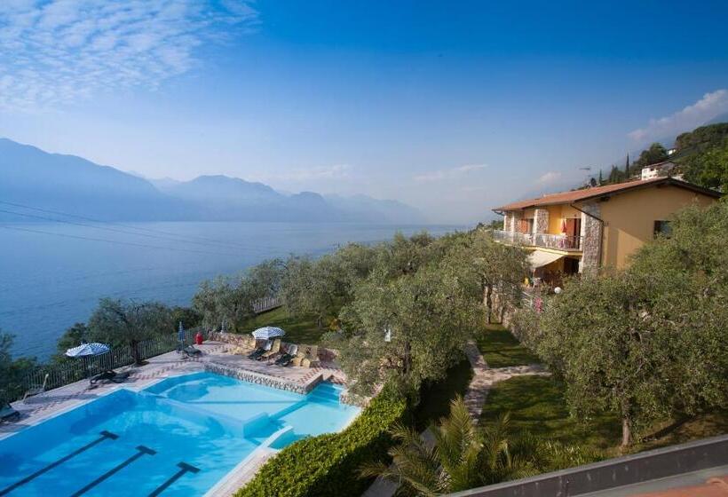 带露台两卧公寓, Taki Village