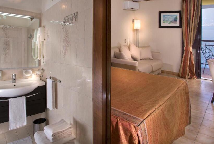 带河湖景观的轻年套房, Taki Village