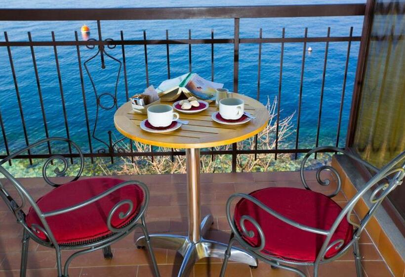 带河湖景观的轻年套房, Taki Village