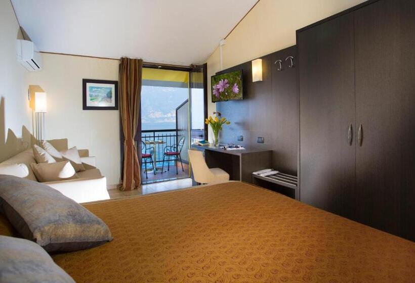 带河湖景观的轻年套房, Taki Village