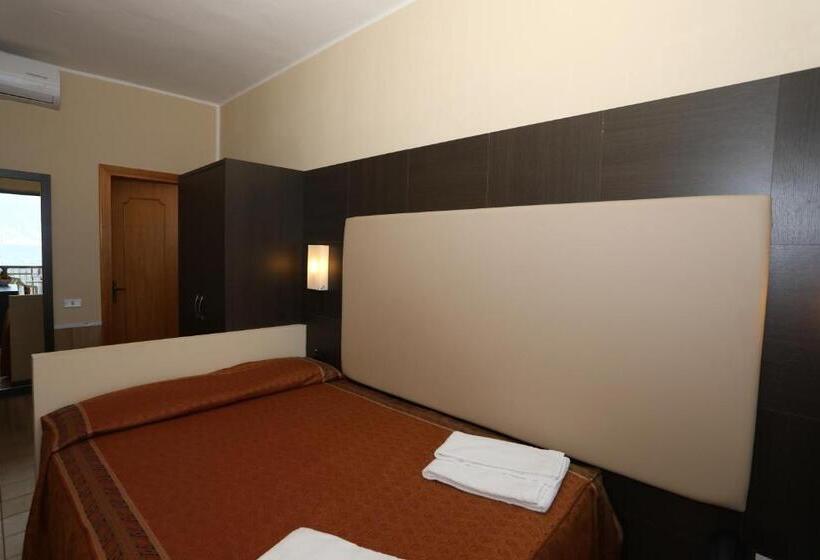 חדר אקונומי, Taki Village