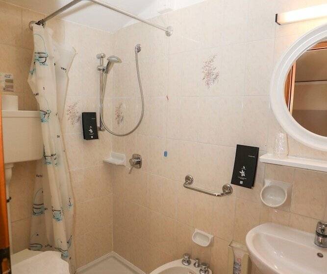 豪华单人间, Taki Village