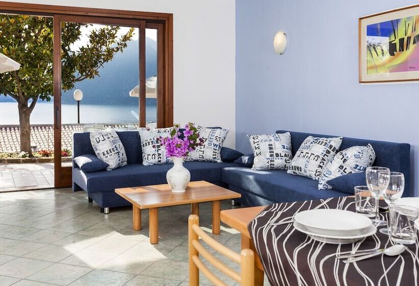 דירת חדר, Taki Village