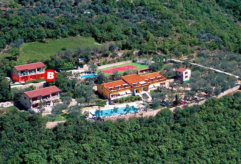 דירת חדר עם טרסה, Taki Village