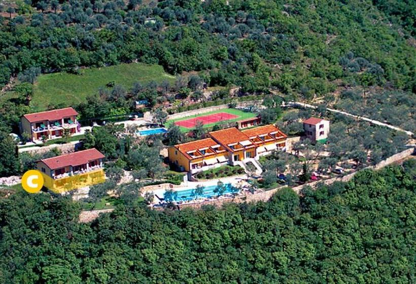 带露台两卧公寓, Taki Village