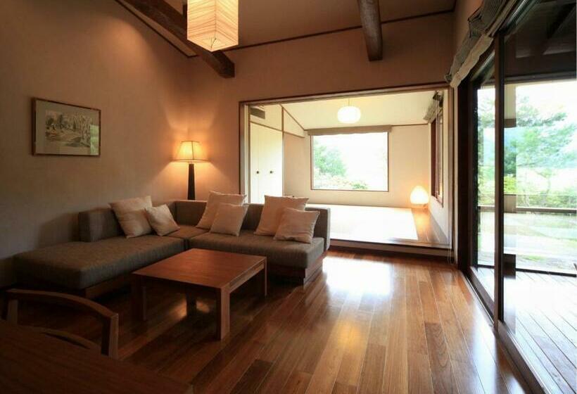 غرفة قياسية رباعية, Oita Kuoritei