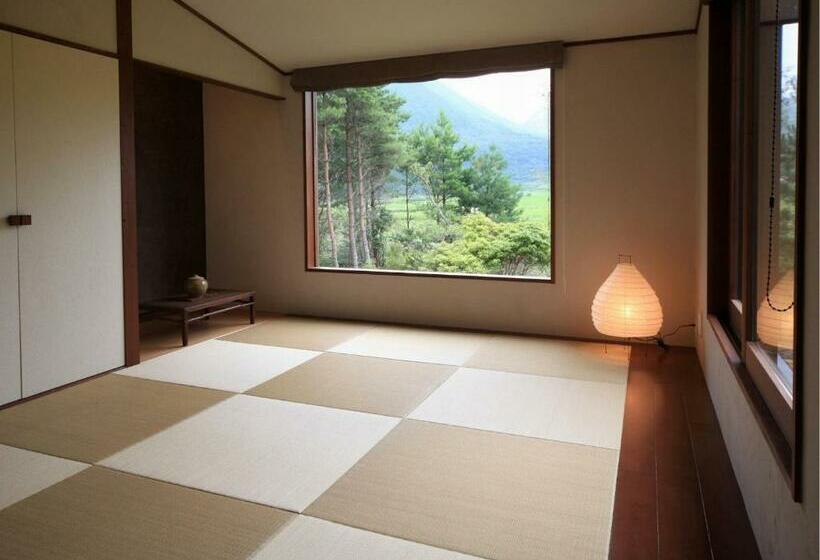 غرفة قياسية رباعية, Oita Kuoritei