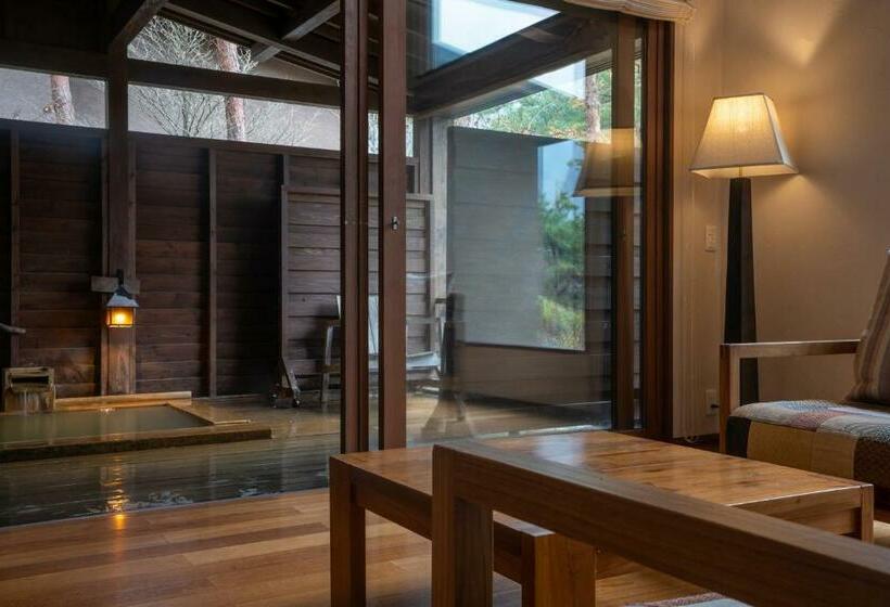 غرفة قياسية رباعية, Oita Kuoritei