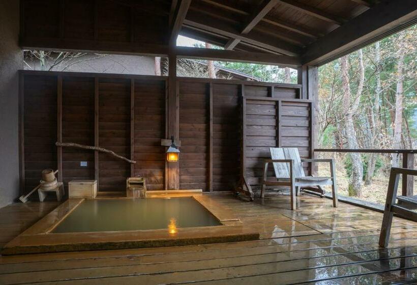 غرفة قياسية رباعية, Oita Kuoritei