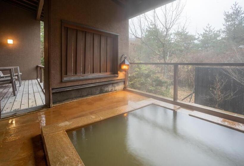 غرفة قياسية رباعية, Oita Kuoritei