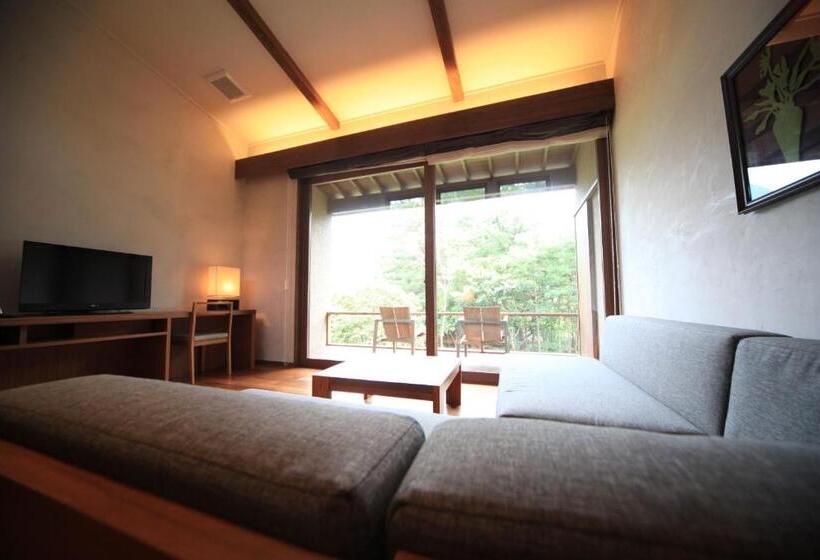 غرفة قياسية رباعية, Oita Kuoritei