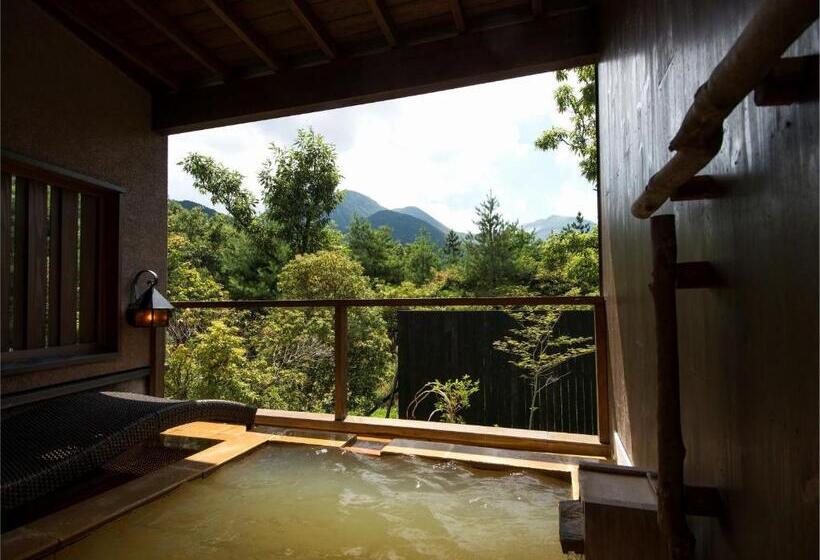 غرفة قياسية رباعية, Oita Kuoritei