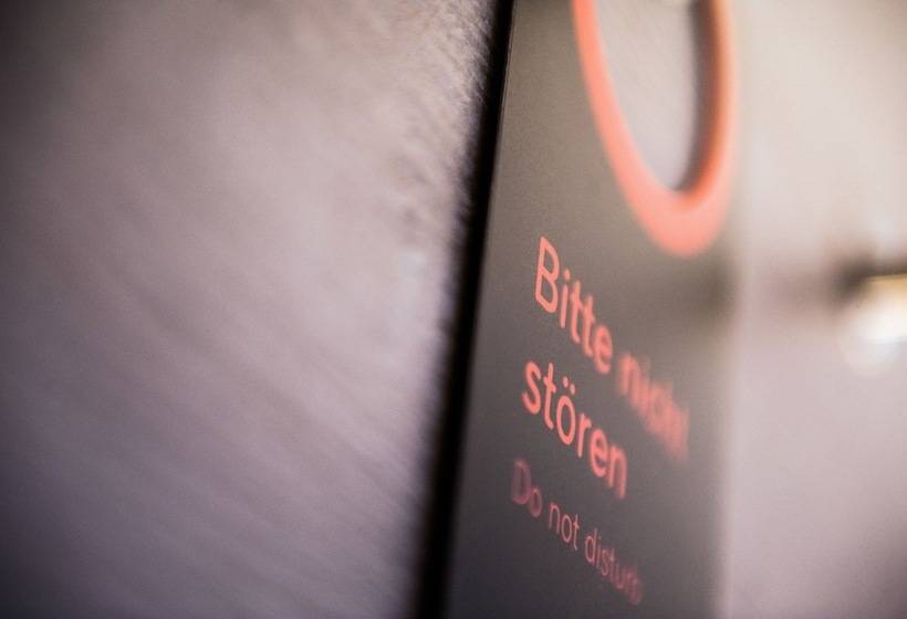 컴포트 룸, Alte Redaktion