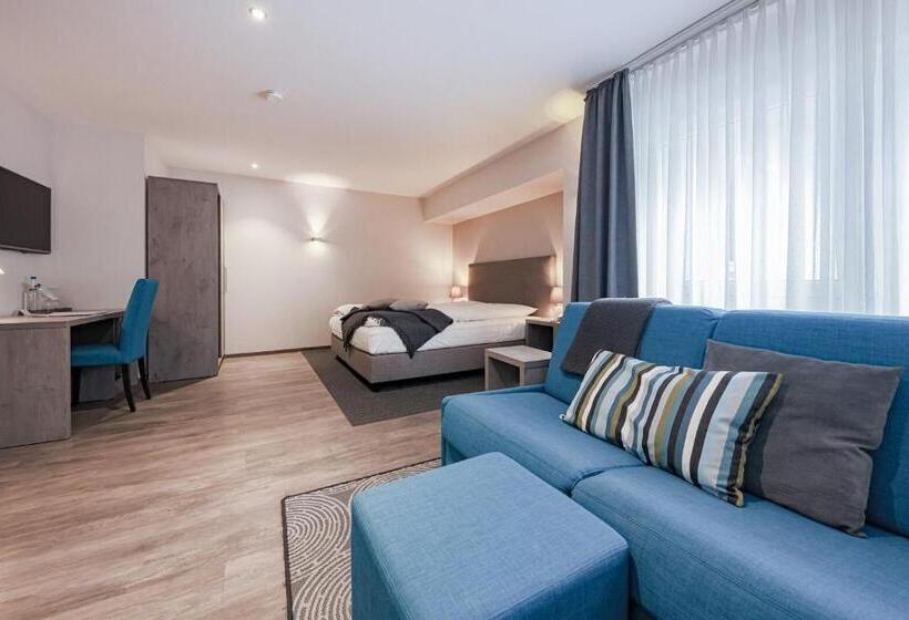 컴포트 룸, Alte Redaktion