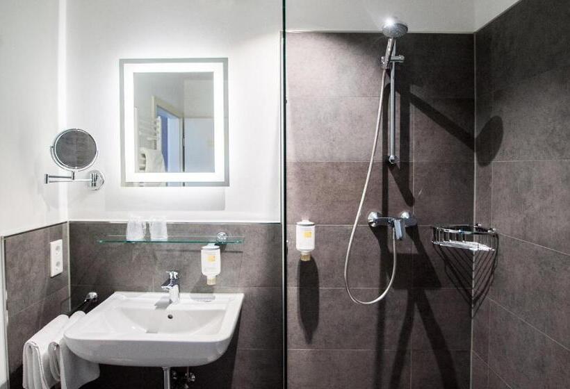 컴포트 룸, Alte Redaktion