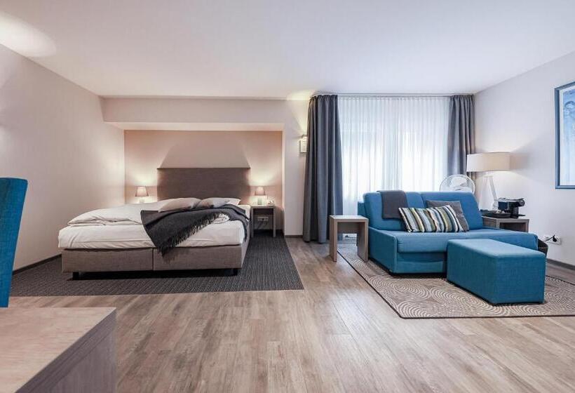 컴포트 룸, Alte Redaktion