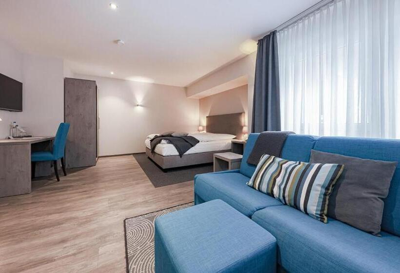 컴포트 룸, Alte Redaktion