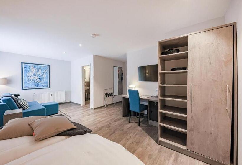 컴포트 룸, Alte Redaktion