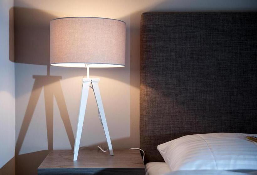 컴포트 룸, Alte Redaktion