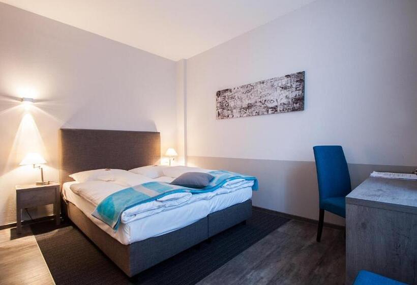 컴포트 룸, Alte Redaktion