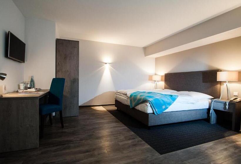 컴포트 룸, Alte Redaktion