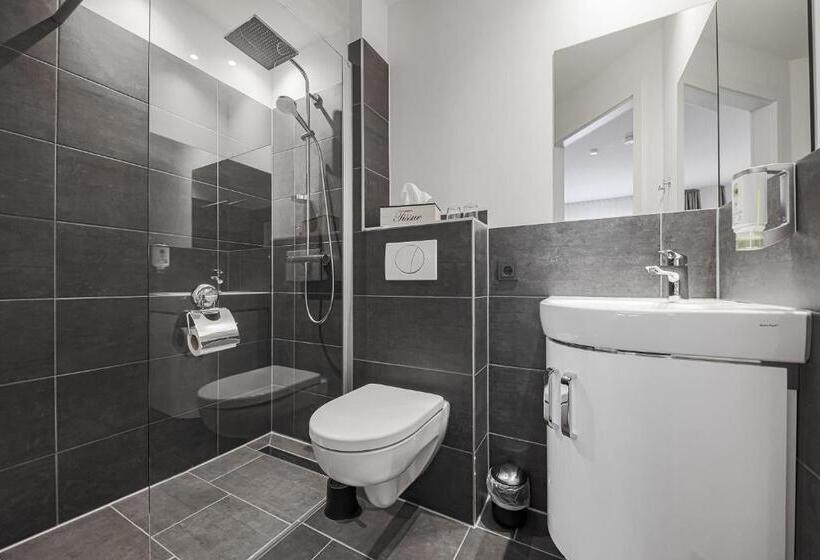 컴포트 룸, Alte Redaktion