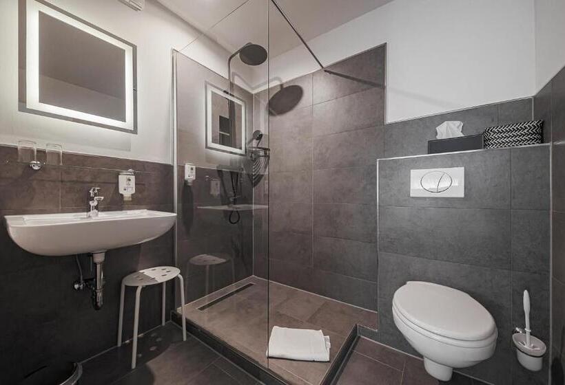 컴포트 룸, Alte Redaktion