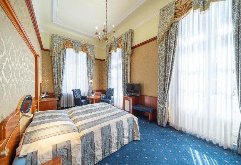 标准间带江景, Häcker S