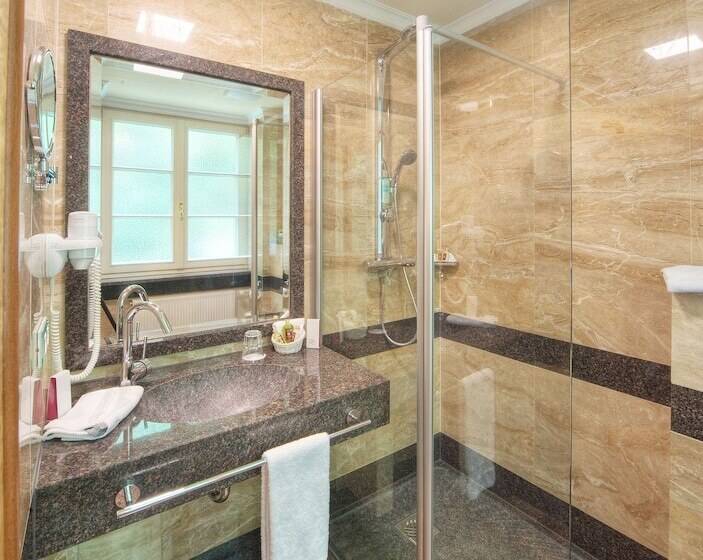 标准单人间, Häcker S