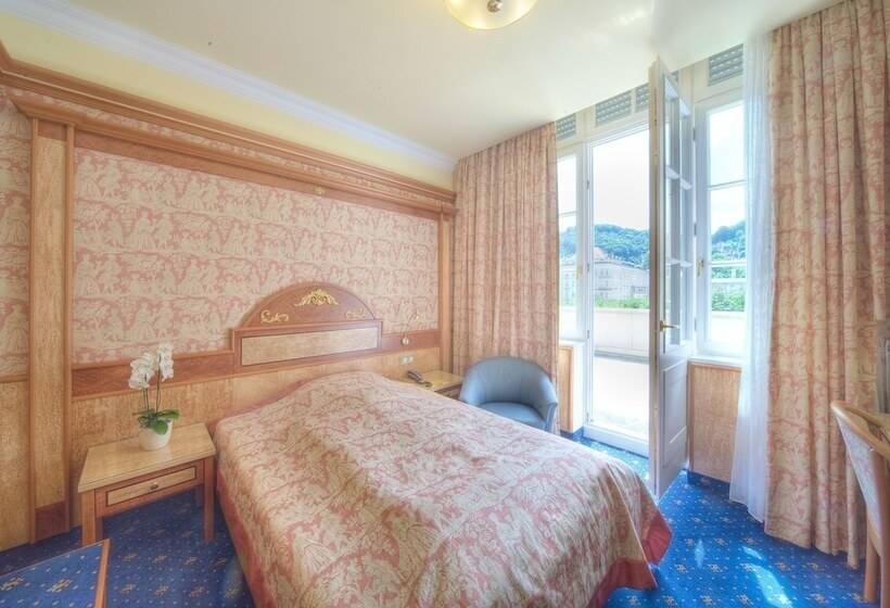 标准单人间, Häcker S