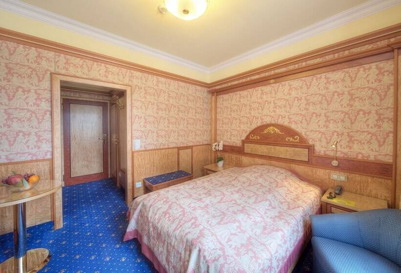 标准单人间, Häcker S