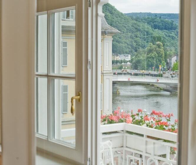 标准单人间, Häcker S