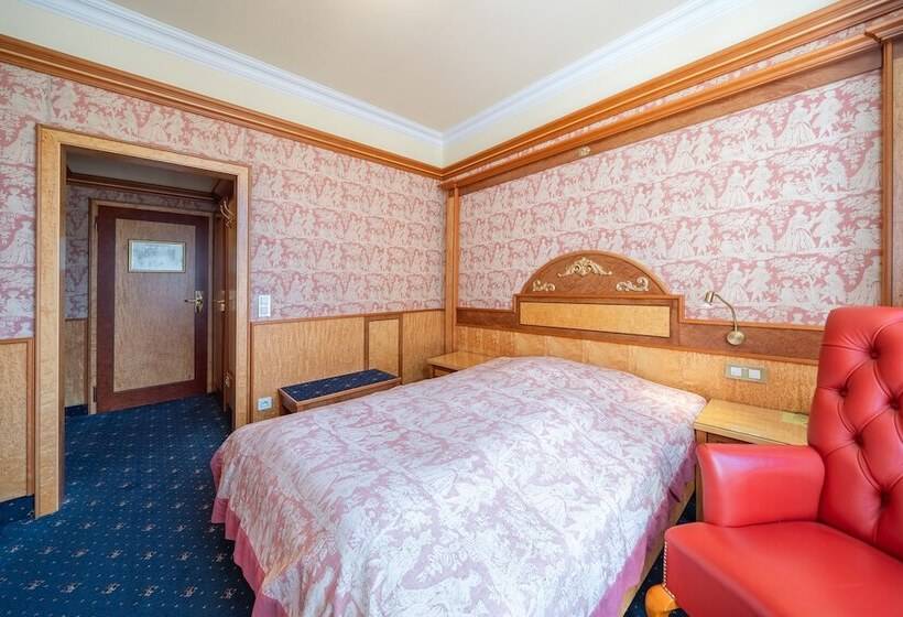 标准单人间, Häcker S