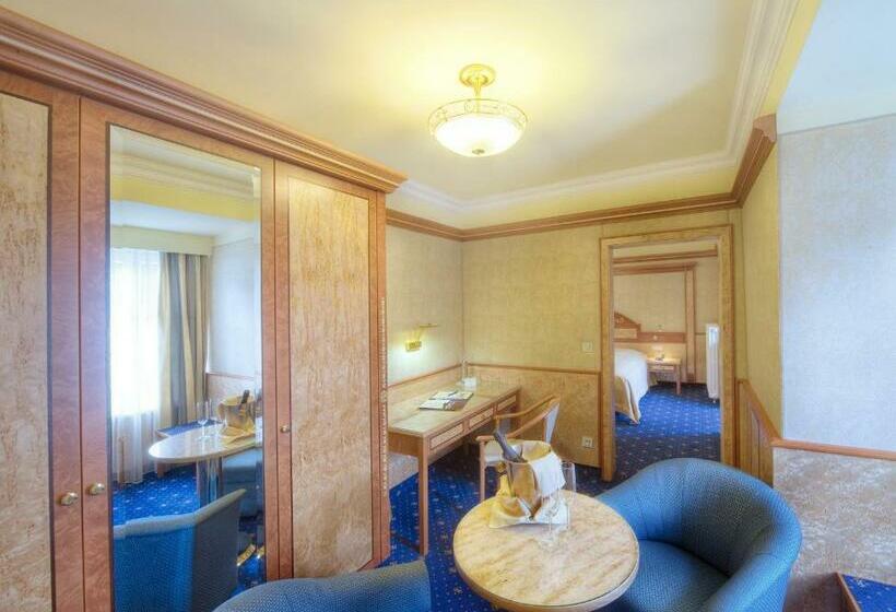 标准单人间, Häcker S