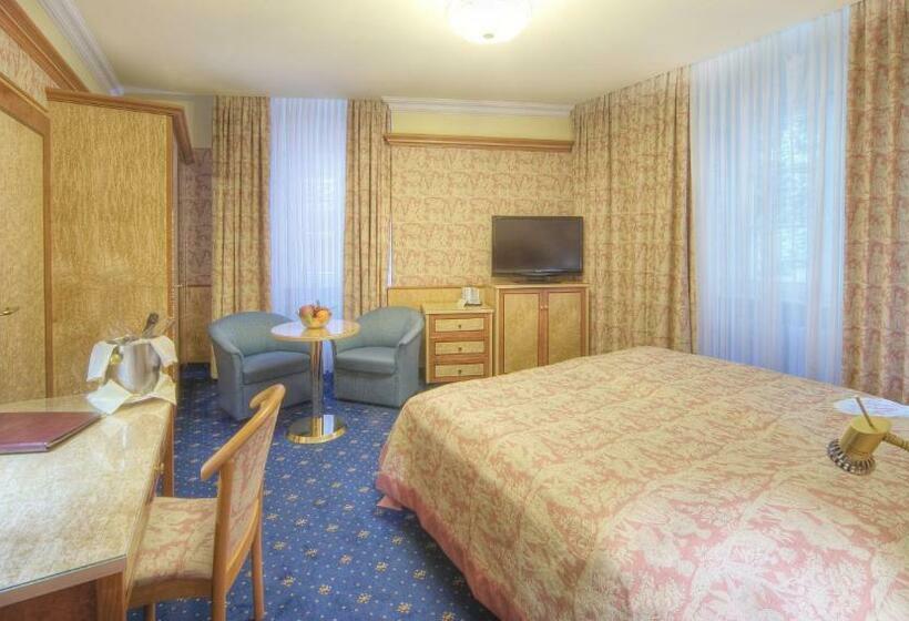 标准单人间, Häcker S