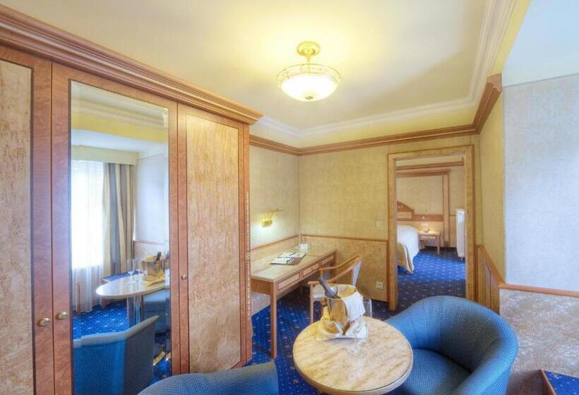 标准间带山景, Häcker S