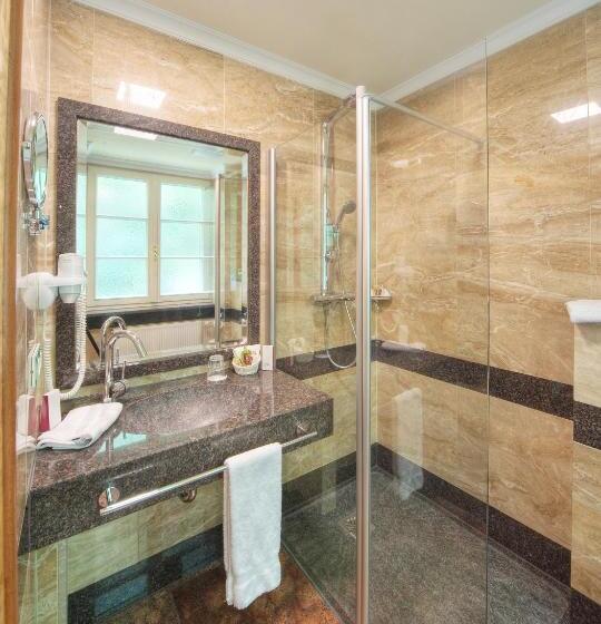 带河景的标准单人间, Häcker S